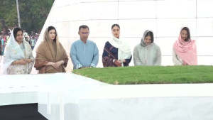 জিয়াউর রহমান ও খালেদা জিয়ার কবর জিয়ারতে সপরিবারে প্রধানমন্ত্রী