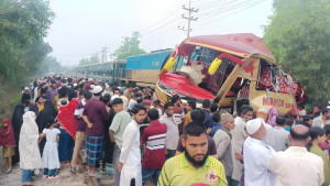 বাস-ট্রেনের সংঘর্ষে ১২ মৃত্যু: ঘটনাস্থলে ছিলেন না দুই গেটম্যানের কেউই