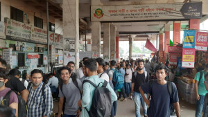 আজও ঘরমুখো মানুষের ভিড়, বাস সংকট ও অতিরিক্ত ভাড়ায় ভোগান্তি