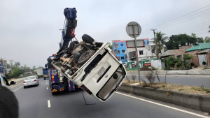 মাইক্রোবাসে সিলিন্ডার বিস্ফোরণ, ভাই-বোনসহ নিহত ৩