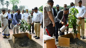 সংসদ প্রাঙ্গণে স্পিকার ও ডেপুটি স্পিকারের বৃক্ষরোপণ