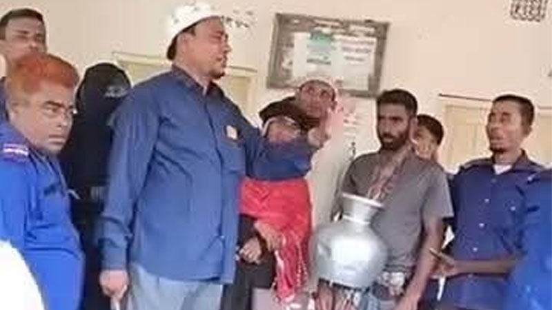 বৃদ্ধ মাকে নির্যাতনের দায়ে যুবককে প্রকাশ্যে শাস্তি