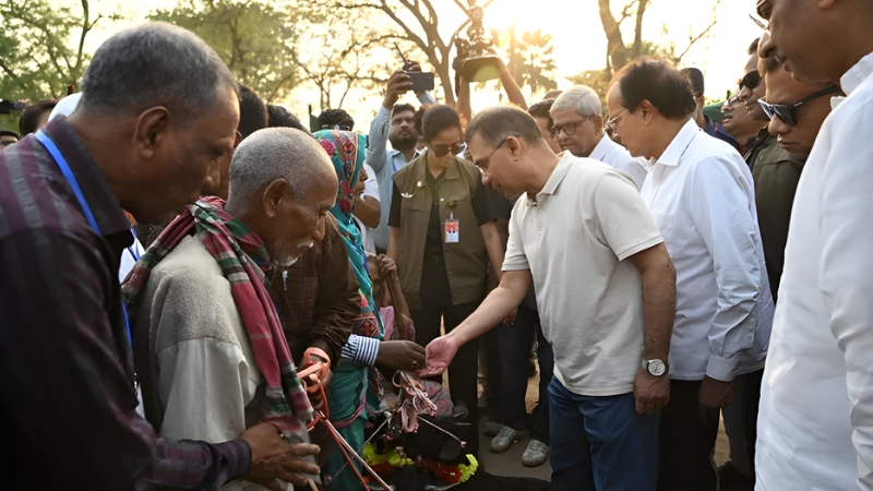 ভিক্ষুকদের মাঝে প্রধানমন্ত্রীর ছাগল বিতরণ