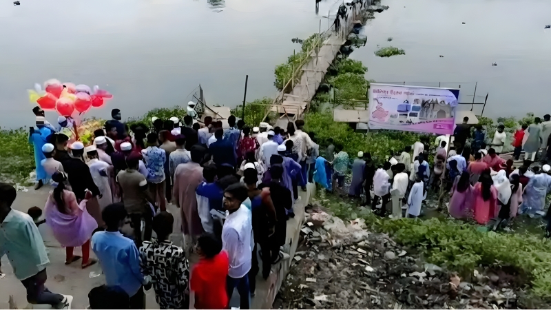 অতিরিক্ত ভিড়ে ভেঙে পড়ল সেতু, নিহত ৪ শিশু