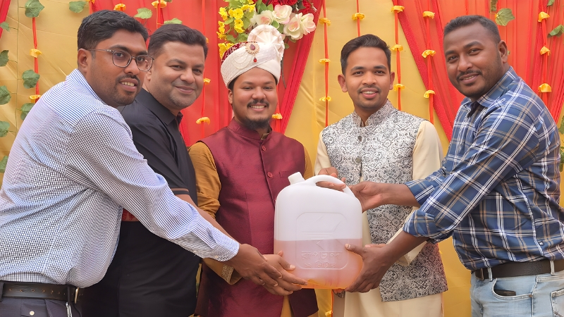 বিয়েতে বরকে ৫ লিটার অকটেন উপহার