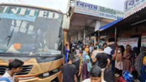 কর্মব্যস্ত জীবনে ফিরতে রাজধানীমুখী হাজারো মানুষ