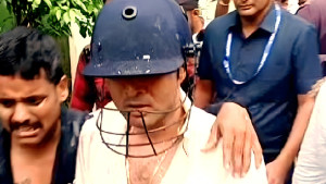 মমতার ভাইপো অভিষেককে ডিম নিক্ষেপ-হেনস্তা, ‘চোর চোর’ স্লোগান