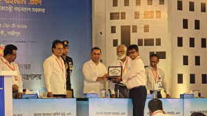 পিতার স্মৃতিবিজড়িত স্মারক ছুঁয়ে দেখলেন প্রধানমন্ত্রী