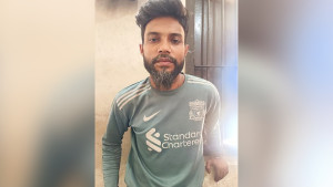 যাত্রী মনে করে পুলিশের মাইক্রোবাসে ডাকাতির চেষ্টা!