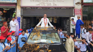 ছাদখোলা গাড়িতে শিক্ষকের রাজকীয় বিদায়