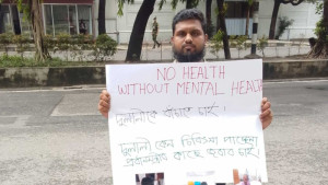 মানসিক চিকিৎসা নিশ্চিতের দাবিতে প্রধানমন্ত্রীর বাসভবনের সামনে তরুণ