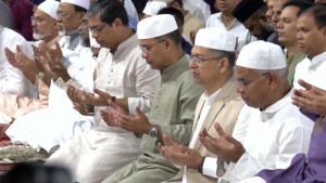 ঈদের প্রধান জামাতে নামাজ আদায় করলেন রাষ্ট্রপতি ও প্রধানমন্ত্রী