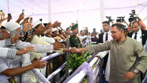 মুসল্লিদের সঙ্গে শুভেচ্ছা বিনিময় প্রধানমন্ত্রীর