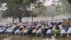 শোলাকিয়ায় বৃষ্টিতে ভিজে ঈদের নামাজ আদায়