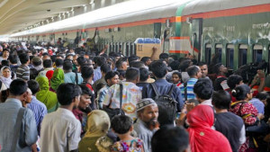 ঈদের দ্বিতীয় দিনেও ঘরমুখো মানুষের ভিড়