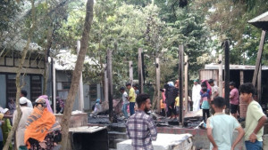 তিন সন্তানকে বাঁচিয়ে আগুনে পুড়ে মারা গেলেন স্বামী–স্ত্রী