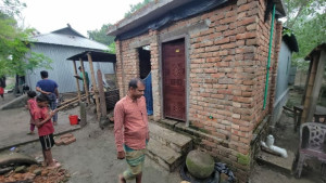 রাস্তার ইট দিয়ে ইউপি সদস্যের বাড়িতে গোসলখানা নির্মাণ, অতপর...