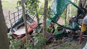পিকআপ ভ্যান ও ইজিবাইকের মুখোমুখি সংষর্ঘ, নিহত ২