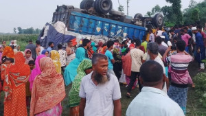 উল্টে যাওয়া ট্রাকের নিচে চাপা পড়ে বৃদ্ধের মৃত্যু