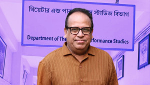 এত বিতর্ক, তবুও পেলেন ভিসির চেয়ার!