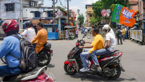 মমতার বাড়ির বাইরে ‘জয় শ্রী রাম’ স্লোগান বিজেপি কর্মীদের