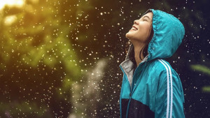 বৃষ্টিতে ভেজার বিস্ময়কর উপকারিতা