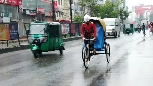 সকালে ঢাকায় ঝুম বৃষ্টি, বিপাকে অফিসগামী মানুষ