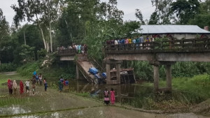 সেতুসহ ট্রাক্টর পড়ল পানিতে