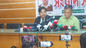 সাংবাদিকদের প্রশ্নে বিড়ম্বনায় টিটন পরিবার