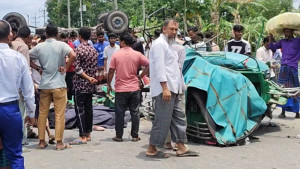 ট্রাক-অটোরিকশার সংঘর্ষে ৩ নারী নিহত