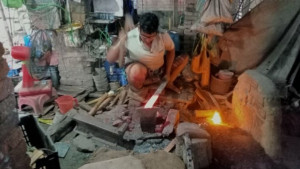 আধুনিকতার আগ্রাসনে অস্তিত্ব সংকটে কামার শিল্প