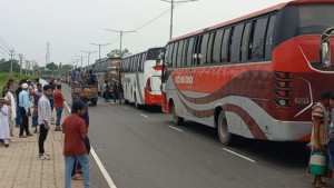 ফেরি পেতে ৩ ঘণ্টার অপেক্ষা