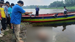 নদীতে ভাসছিল তরুণীর মরদেহ, পরনের সালোয়ার বাঁধা ছিল গলায়