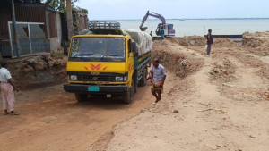 পাটুরিয়া ঘাট সংস্কারে ধীরগতি, ঈদযাত্রায় ভোগান্তির শঙ্কা