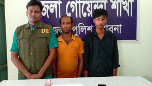 ইয়াবা বিক্রির সময় বাবা-ছেলে গ্রেপ্তার