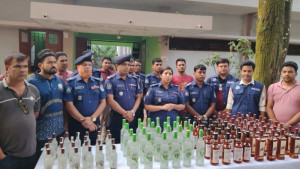 ভুসির বস্তায় মিলল ১০৮ বোতল বিদেশি মদ, আটক তিন
