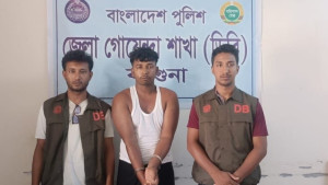 ডিবি সদস্যদের ‘ডাকাত’ আখ্যা দিয়ে পেটালেন স্থানীয়রা