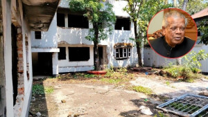 আমুর ভাঙা বাসভবনে বেড়া দেওয়ায় আবার ভাঙচুর