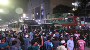 ‘ফাঁসি চাই’ স্লোগানে মিরপুরে সড়ক অবরোধ করে বিক্ষোভ
