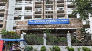 আদালতে বিচার চলাকালে এক আসামিকে আরেক আসামির মাদক সরবরাহ