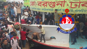 ঝুঁকিপূর্ণভাবে লঞ্চে ওঠানামা বন্ধে কঠোর অবস্থানে আইনশৃঙ্খলা বাহিনী