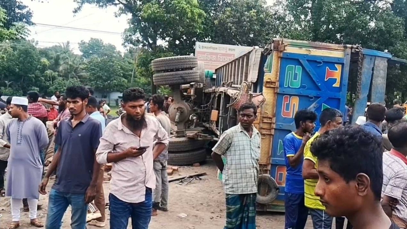 ট্রেনের ধাক্কায় ট্রাকচালক নিহত