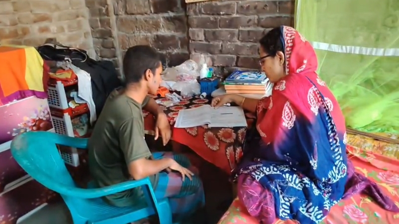 একসঙ্গে মা-ছেলের এসএসসি পরীক্ষা