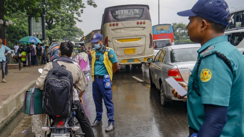 ঢাকার সড়কে একদিনে ১৭২১ মামলা, ডাম্পিংয়ে ৩৮২ গাড়ি
