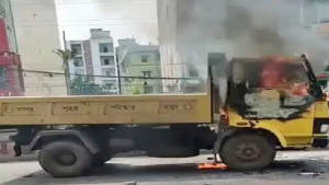 রণক্ষেত্র মিরপুর! গাড়ি ভাঙচুর ও অগ্নিসংযোগ